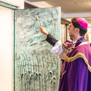 Biskup Kovač blagoslovio Sveta vrata Josipova svetišta u Karlovcu